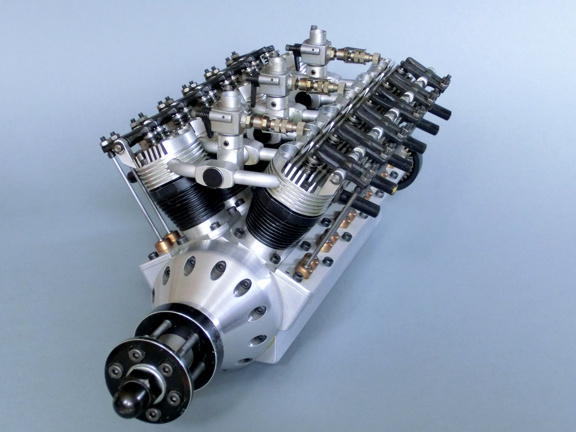 https://www.engineman.de/wp-content/uploads/2019/06/12-zylinder-v-motor-01.jpg